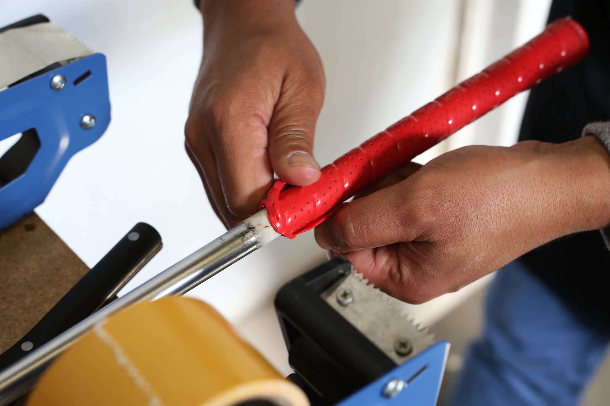 Golf Club Builder repairs a golf club